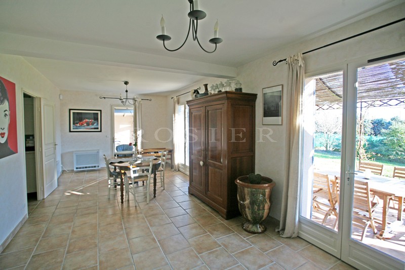 Maison récente à Cabrières d'Avignon, proche Coustellet,   avec terrain clos.