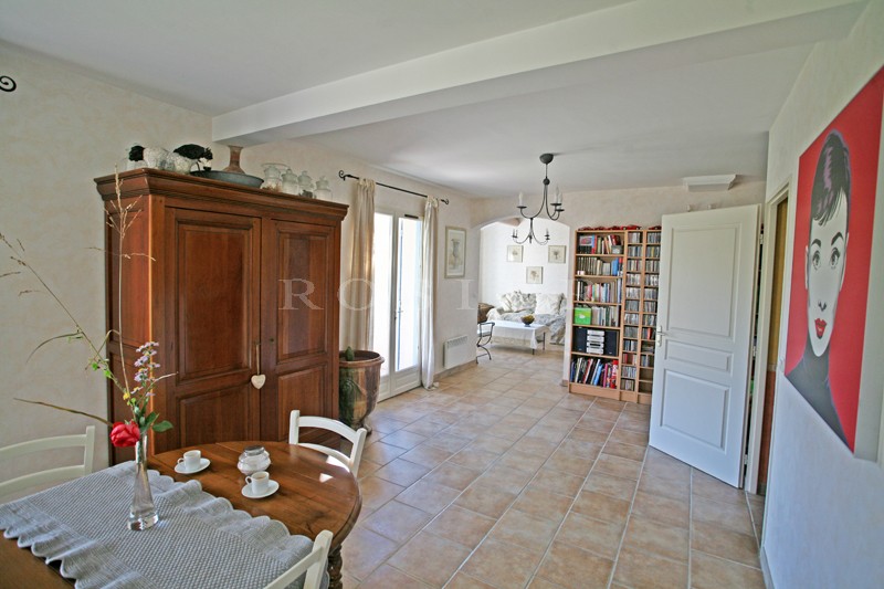 Maison récente à Cabrières d'Avignon, proche Coustellet,   avec terrain clos.