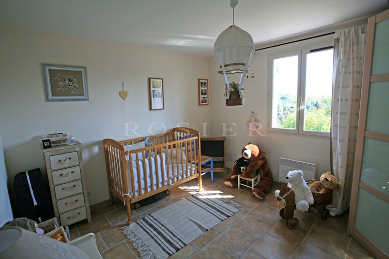 Maison récente à Cabrières d'Avignon, proche Coustellet,   avec terrain clos.