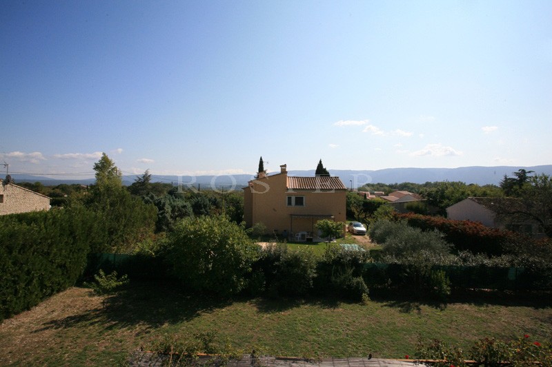 Maison récente à Cabrières d'Avignon, proche Coustellet,   avec terrain clos.