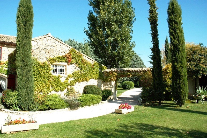 A vendre en Luberon,  mas restauré, proche de Cavaillon  avec vue sur le Luberon.