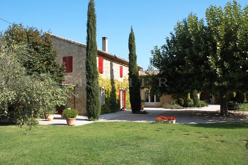 A vendre en Luberon,  mas restauré, proche de Cavaillon  avec vue sur le Luberon.