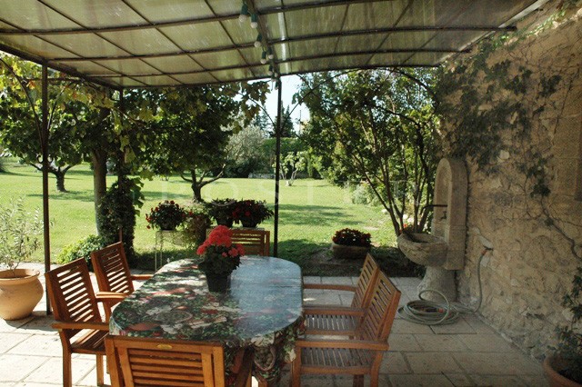 A vendre en Luberon,  mas restauré, proche de Cavaillon  avec vue sur le Luberon.