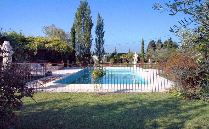 A vendre en Luberon,  mas restauré, proche de Cavaillon  avec vue sur le Luberon.