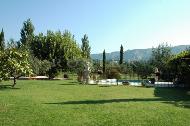 A vendre en Luberon,  mas restauré, proche de Cavaillon  avec vue sur le Luberon.