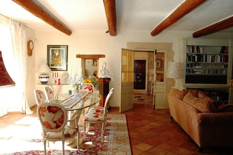 A vendre en Luberon,  mas restauré, proche de Cavaillon  avec vue sur le Luberon.