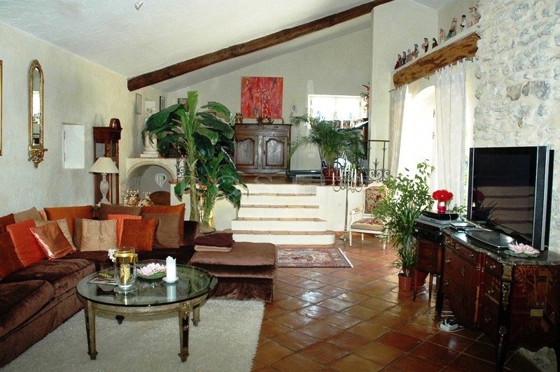 A vendre en Luberon,  mas restauré, proche de Cavaillon  avec vue sur le Luberon.