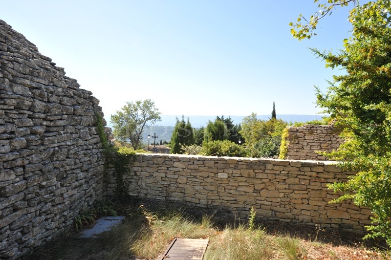 Maison en pierre à Gordes  avec borie et jardin.