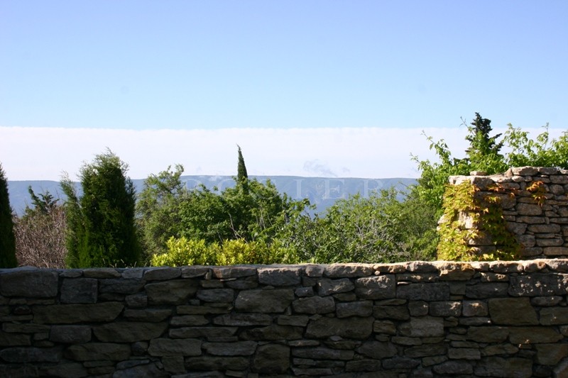 Maison en pierre à Gordes  avec borie et jardin.