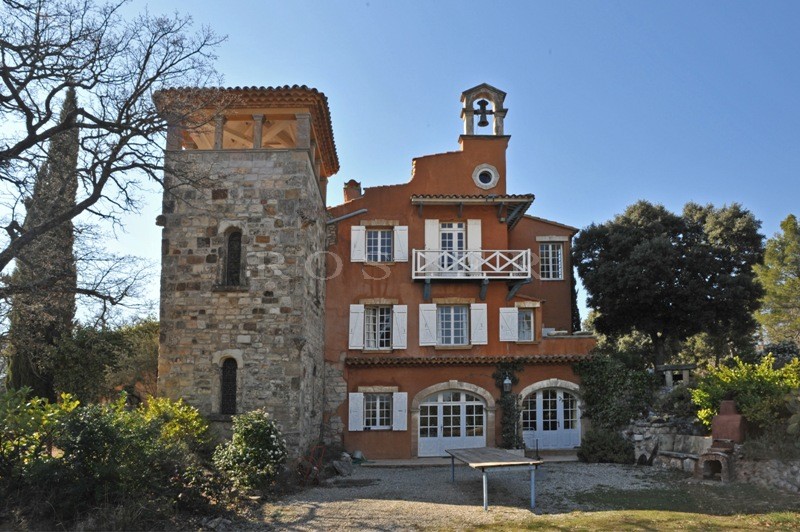 Mas du XVIIIème siècle  restauré et agrandi  sur les hauteurs, face au Luberon. 