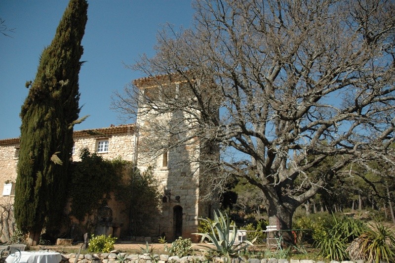 Mas du XVIIIème siècle  restauré et agrandi  sur les hauteurs, face au Luberon. 
