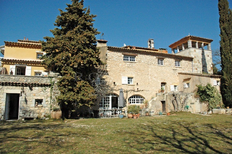 Mas du XVIIIème siècle  restauré et agrandi  sur les hauteurs, face au Luberon. 