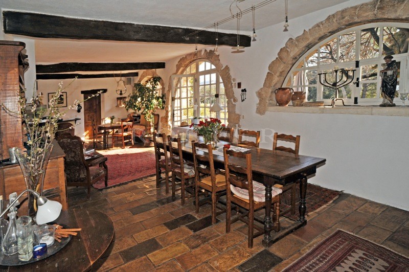 Mas du XVIIIème siècle  restauré et agrandi  sur les hauteurs, face au Luberon. 