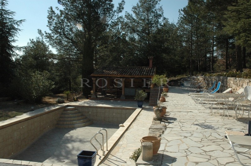 Mas du XVIIIème siècle  restauré et agrandi  sur les hauteurs, face au Luberon. 