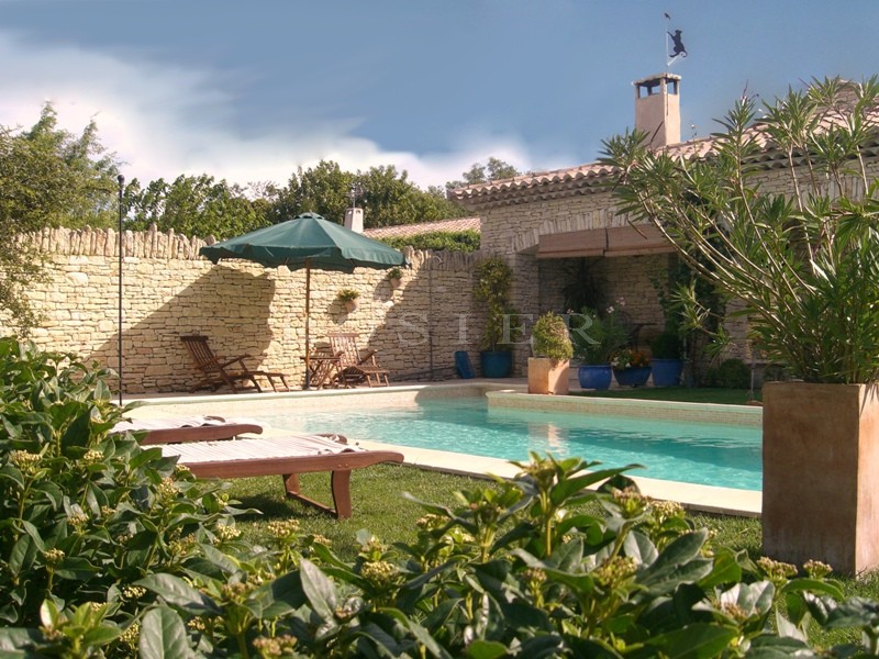 Maison en pierre proche de Gordes  avec piscine et vue sur le Luberon.