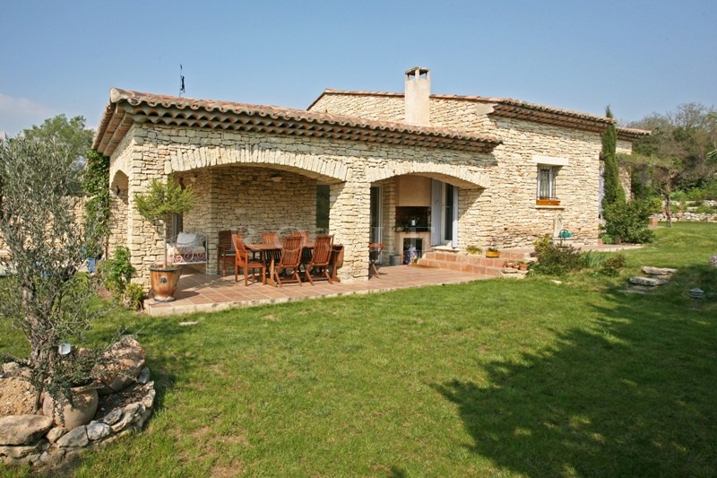 Maison en pierre proche de Gordes  avec piscine et vue sur le Luberon.