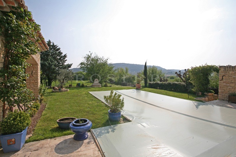 Maison en pierre proche de Gordes  avec piscine et vue sur le Luberon.
