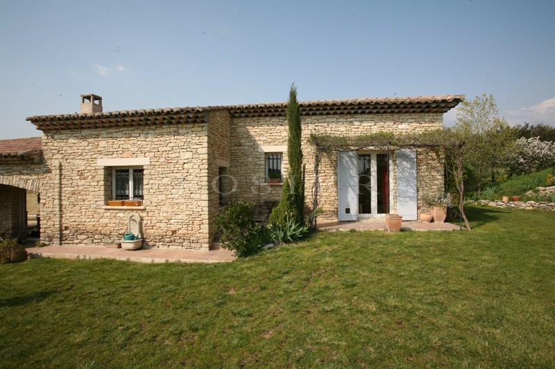 Maison en pierre proche de Gordes  avec piscine et vue sur le Luberon.
