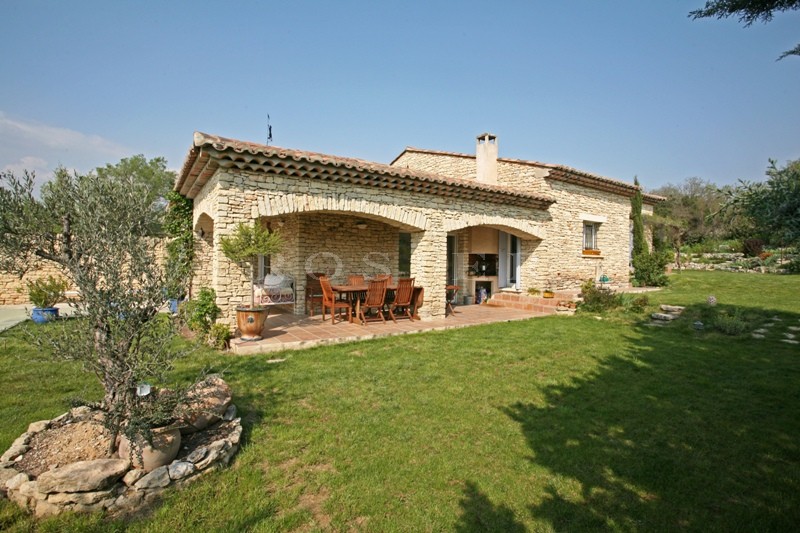 Maison en pierre proche de Gordes  avec piscine et vue sur le Luberon.