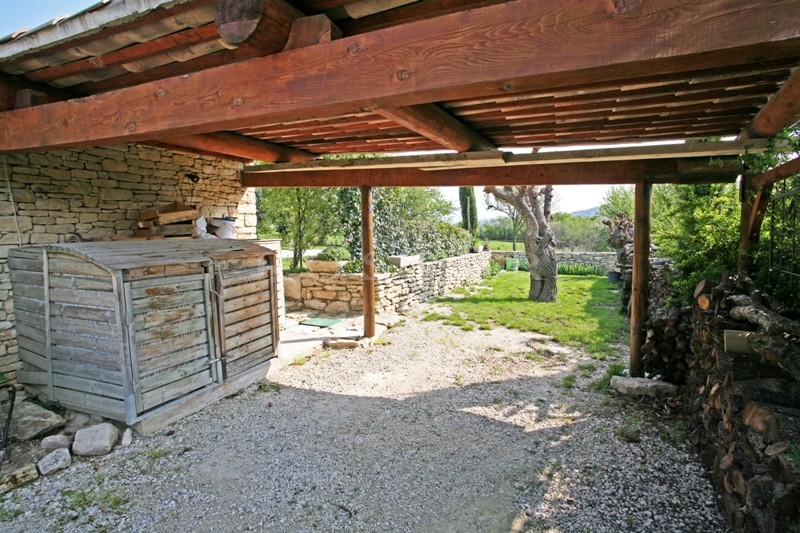 Maison en pierre proche de Gordes  avec piscine et vue sur le Luberon.