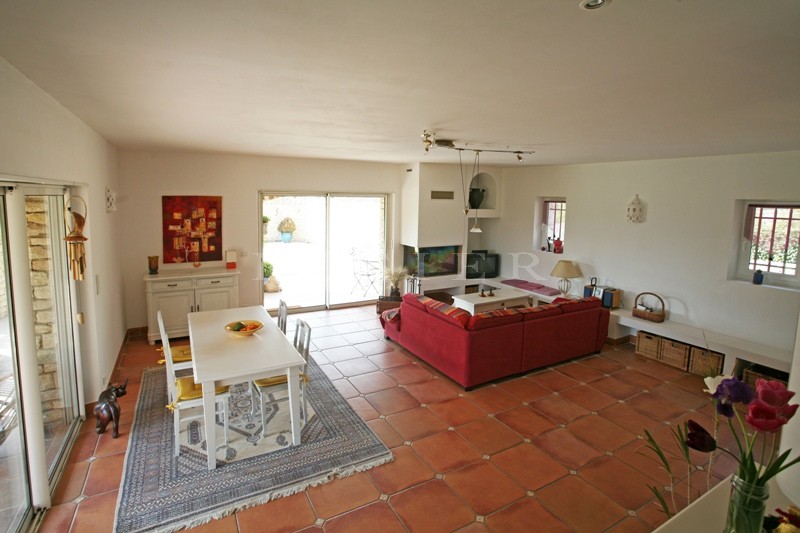 Maison en pierre proche de Gordes  avec piscine et vue sur le Luberon.
