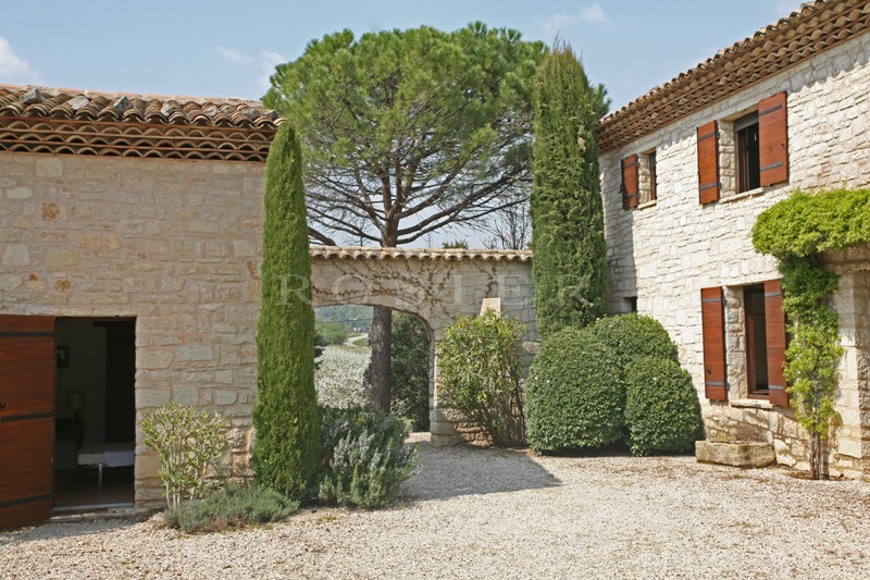 Propriété de presque 3 hectares au coeur de la vallée nord du Luberon  