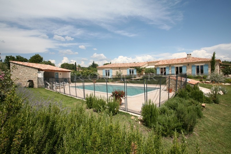 Maison en pierre en Luberon   avec piscine, poolhouse et appartement indépendant.