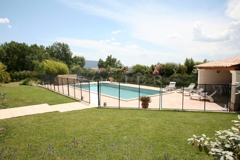 Maison en pierre en Luberon   avec piscine, poolhouse et appartement indépendant.