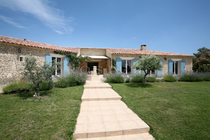 Maison en pierre en Luberon   avec piscine, poolhouse et appartement indépendant.