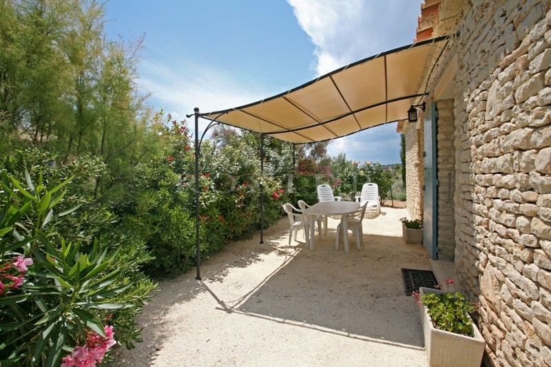 Maison en pierre en Luberon   avec piscine, poolhouse et appartement indépendant.
