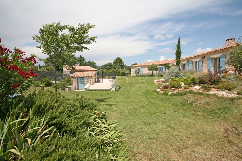 Maison en pierre en Luberon   avec piscine, poolhouse et appartement indépendant.