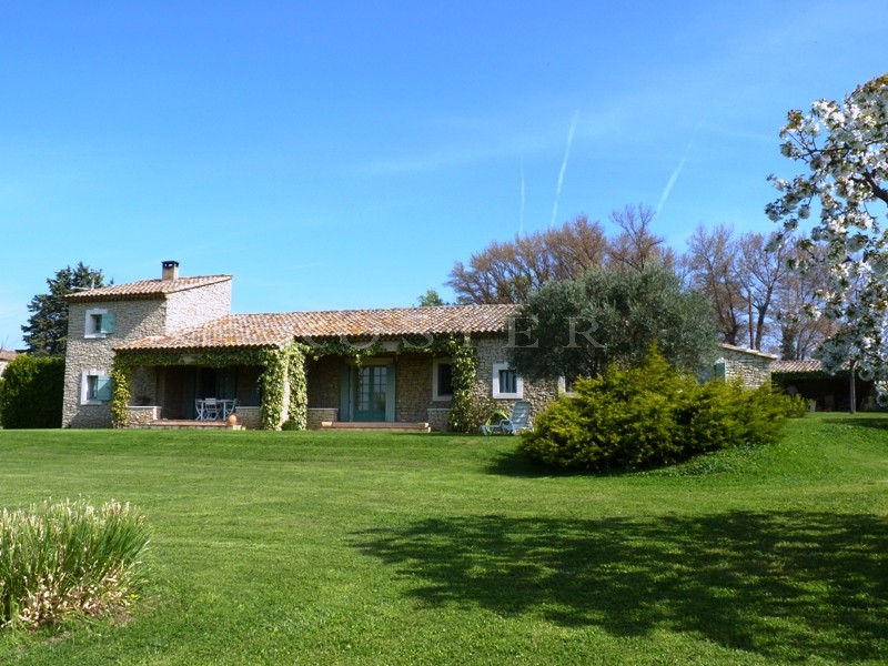 Maison en pierres sèches,  proche du massif du Luberon  