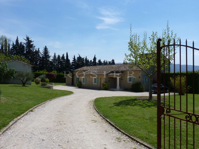 Maison en pierres sèches,  proche du massif du Luberon  