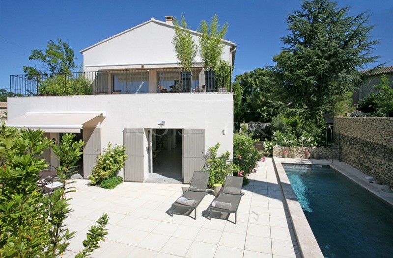 Maison de village aux volumes modernes en Luberon   avec terrain et piscine