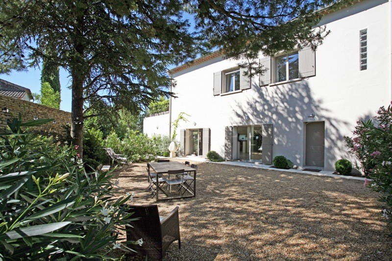 Maison de village aux volumes modernes en Luberon   avec terrain et piscine