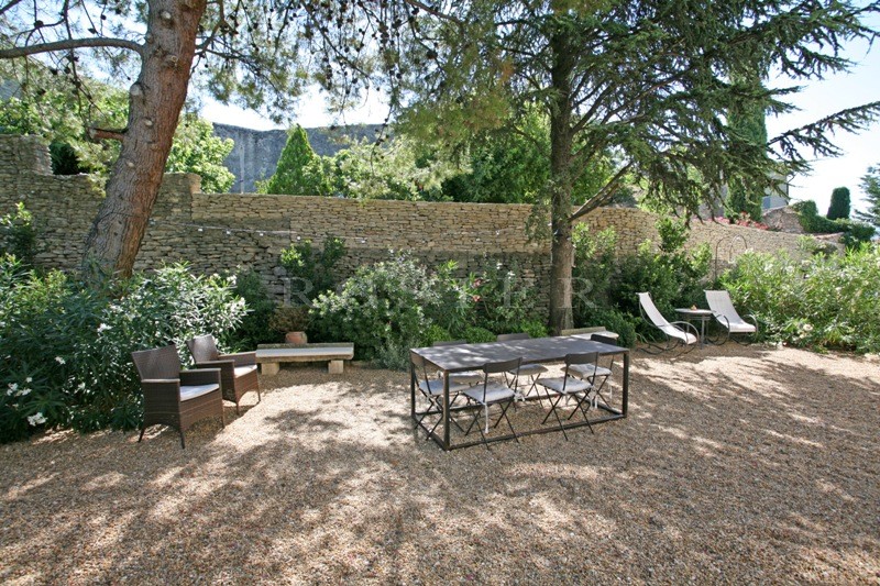 Maison de village aux volumes modernes en Luberon   avec terrain et piscine