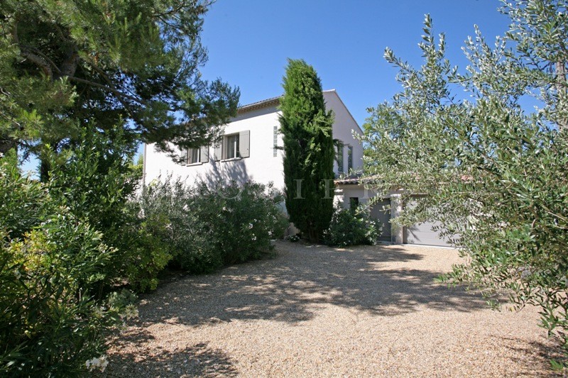 Maison de village aux volumes modernes en Luberon   avec terrain et piscine