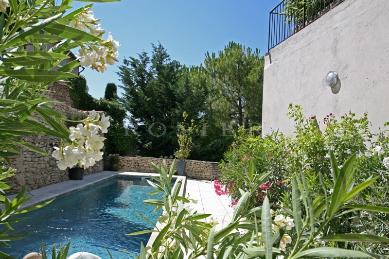 Maison de village aux volumes modernes en Luberon   avec terrain et piscine