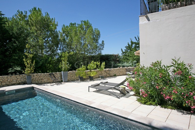 Maison de village aux volumes modernes en Luberon   avec terrain et piscine