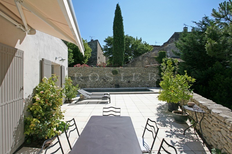 Maison de village aux volumes modernes en Luberon   avec terrain et piscine