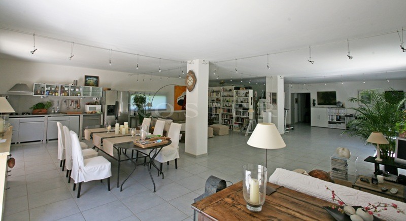 Maison de village aux volumes modernes en Luberon   avec terrain et piscine