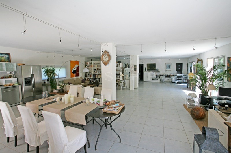 Maison de village aux volumes modernes en Luberon   avec terrain et piscine