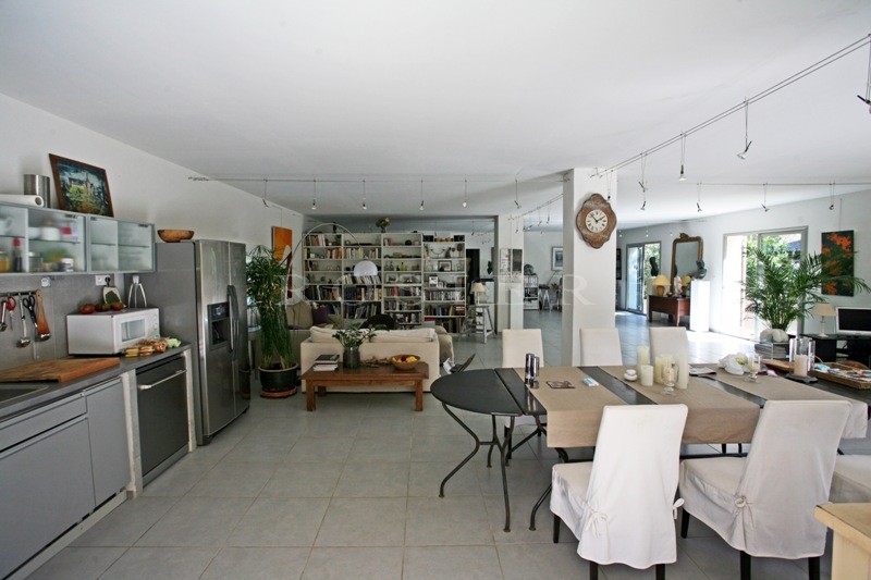 Maison de village aux volumes modernes en Luberon   avec terrain et piscine