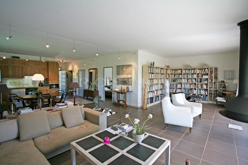 Maison de village aux volumes modernes en Luberon   avec terrain et piscine