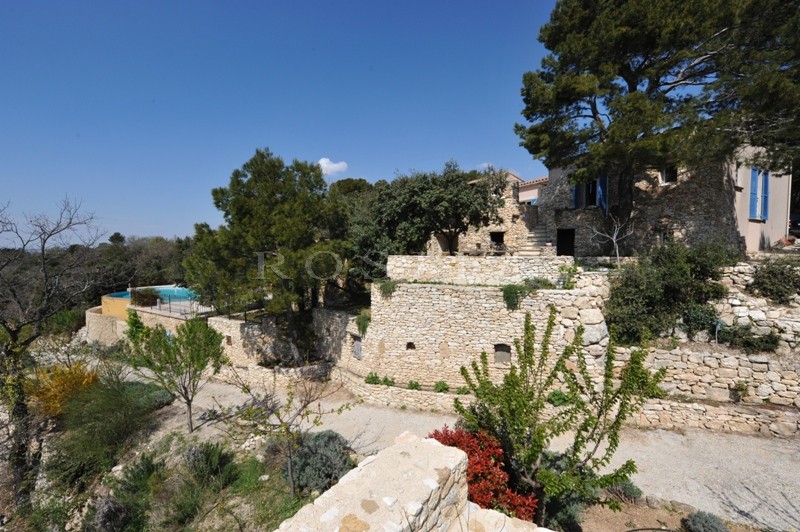 Propriété avec 3 maisons distinctes et 2 piscines en Provence.  
