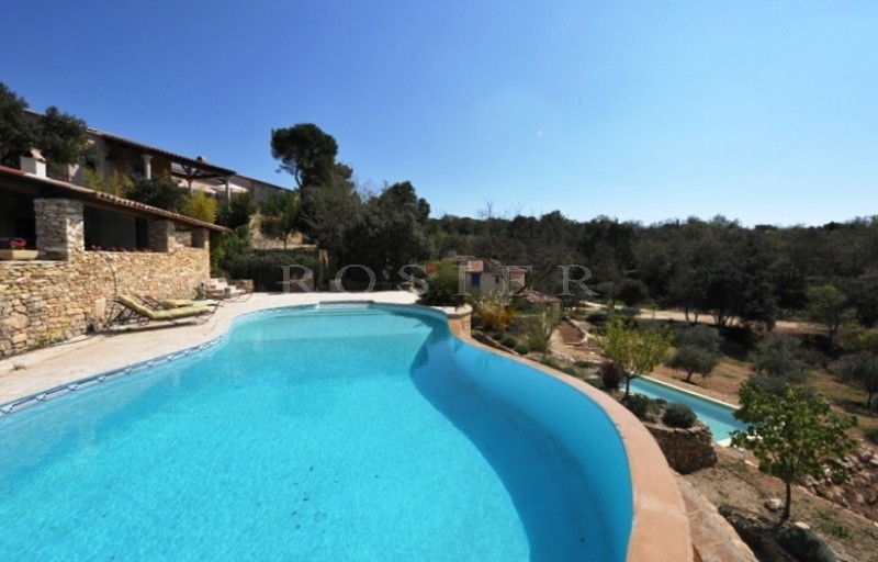 Propriété avec 3 maisons distinctes et 2 piscines en Provence.  