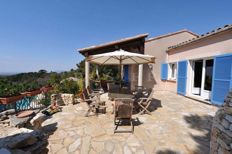 Propriété avec 3 maisons distinctes et 2 piscines en Provence.  