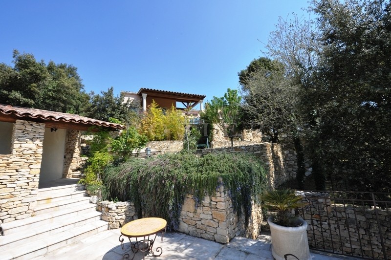 Propriété avec 3 maisons distinctes et 2 piscines en Provence.  