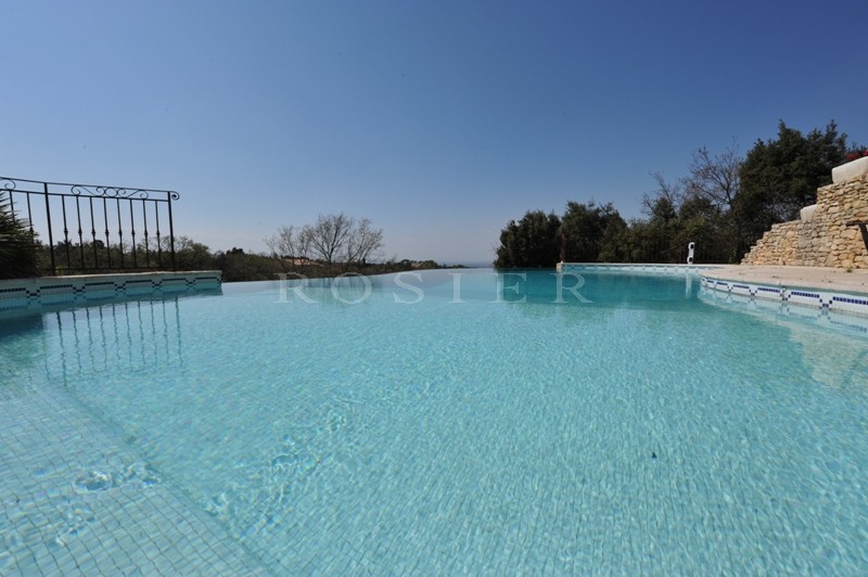 Propriété avec 3 maisons distinctes et 2 piscines en Provence.  