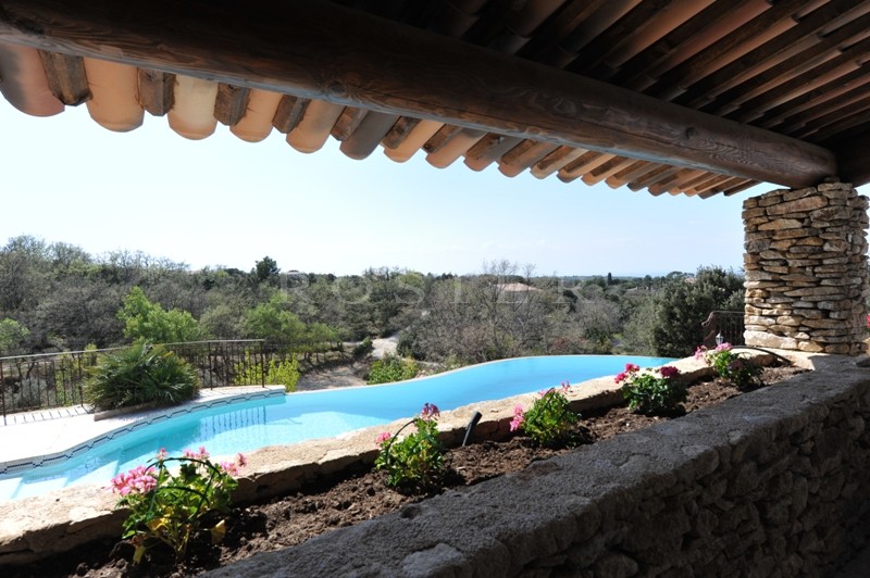 Propriété avec 3 maisons distinctes et 2 piscines en Provence.  